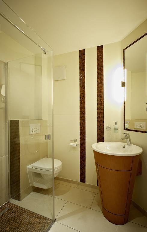 Hotel Am Helmwartsturm Andernach Rum bild